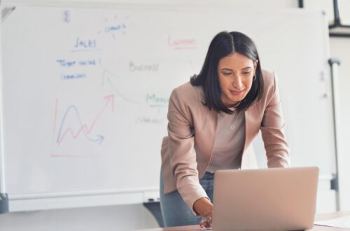 successful entrepreneurs, entrepreneur habits, balanced life, business success, work life balance, entrepreneurship, business growth, leadership habits, entrepreneur lifestyle, productivity tips, delegation skills, lifelong learning, business leadership, personal development, entrepreneur wellness